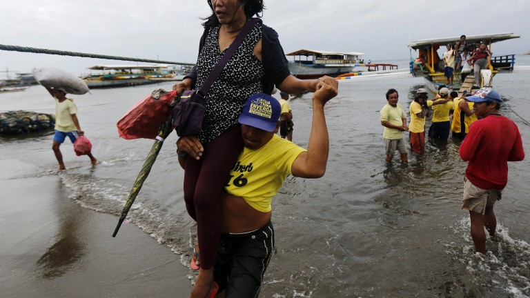 При лошо време край бреговете на Индонезия потъна ферибот със
