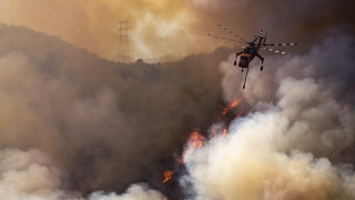 Борбата с бързо напредващите горски пожари в американския щат Калифорния