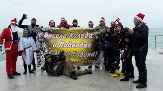 Водолази в коледни костюми донесоха подаръци на бургаските деца съобщава