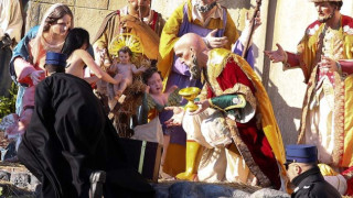 Полугола феминистка се опита да вземе статуя на бебето Иисус