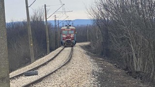 Три пожарни се отзоваха на инцидент с товарен влак край край Пловдив 