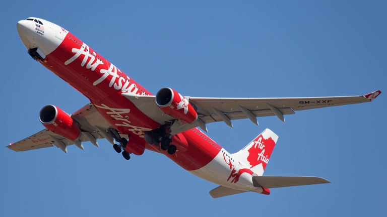 Неизправност и пилотска грешка - причини за падналия самолет на AirAsia в Яванско море