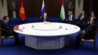 В Казахстан Путин настройва азиатски лидери срещу Запада
