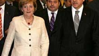 Меркел признава в Истанбул: Пред Турция има дълъг път към ЕС