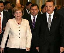 Меркел признава в Истанбул: Пред Турция има дълъг път към ЕС