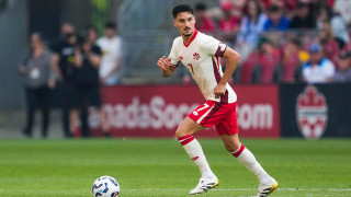 Халфът на Порто Стивън Еустакио се състезава едновременно в два