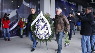 Поклонението пред починалия Павел Панов събра на едно място стотици футболни