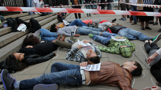 "Мъртъвци" протестират пред Съдебната палата