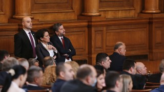 Над три часа депутатите дебатираха по темата дали 24 май
