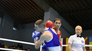 Боян Асенов в категория до 56 кг и Стойка Кръстева