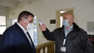 Здравният министър под карантина