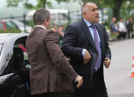 Борисов и Московски връчиха 100 хил. лв. на "Черноморец"