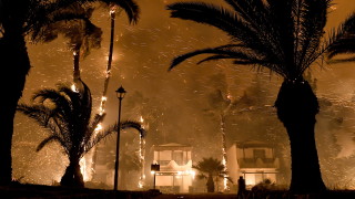 Голям пожар бушува западно от Атина