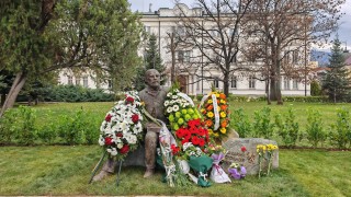 Откриха паметник на Захарий Стоянов в София съобщава БНТ Статуята на