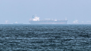 Протестиращи от екологичната организация Грийнпийс блокираха влизането на гръцки танкер