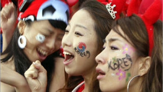 Стотици хиляди корейци празнуваха след ремито с Франция