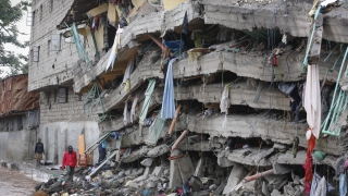 Момиченце спасено 4 дни след рухването на сградата в Кения