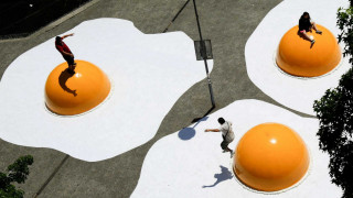Яйца на очи на тротоара