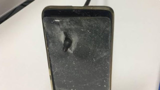 Мобилен телефон спаси австралиец от стрела предаде ДПА Куриозната случка