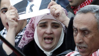 "Цунами" от египтяни връхлита Мубарак