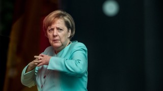 Рейтингът на германския канцлер Ангела Меркел е спаднал с 10