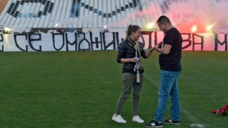 Романтика на "Лаута": Фен на Локомотив (Пд) предложи брак на приятелката си