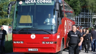 Фенове блокираха автобуса на ЦСКА, Славчо от Перник освободен и отново най-деен!