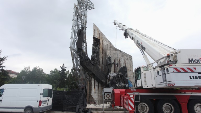 БСП-София иска да спре демонтажа на паметника "1300 години България"