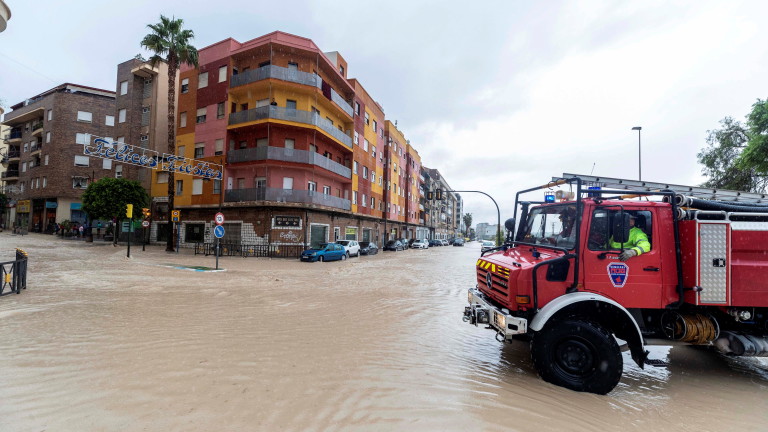 Четири са вече жертвите на наводненията в Испания, съобщава Спутник.