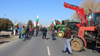 Четвърти ден земеделци блокират възлови пътища в страната