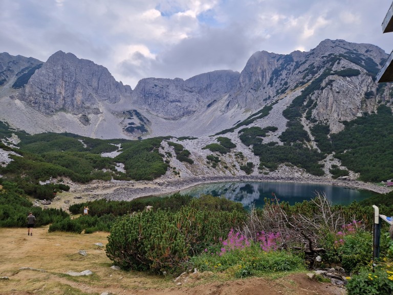 Синанишко езеро, снимано настрана от хижа