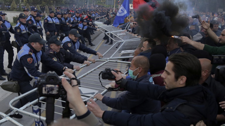 Сблъсъци на многохиляден протест в Албания 