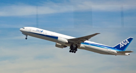 Неизправност в двигателя приземи аварийно Боинг 777 на ANA