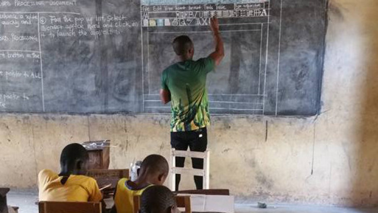 Учител от Гана се превърна в интернет сензация