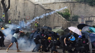 Най-малко 100 протестиращи останаха в кампуса в Хонконг 