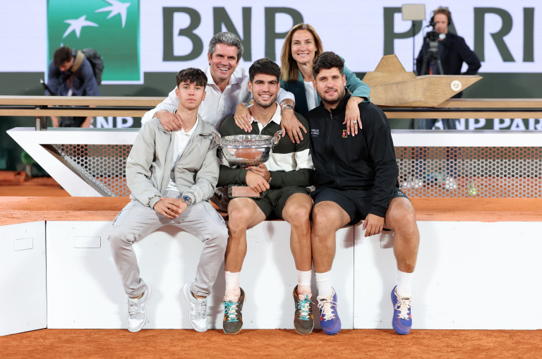 С родителите и двама от братята си на Roland Garros