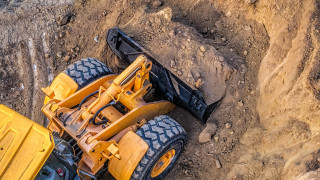 Инцидент с багер спря движението по главен път Е 79 край