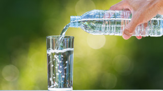 Продажбите на газирани напитки намаляват а тези на бутилирана вода