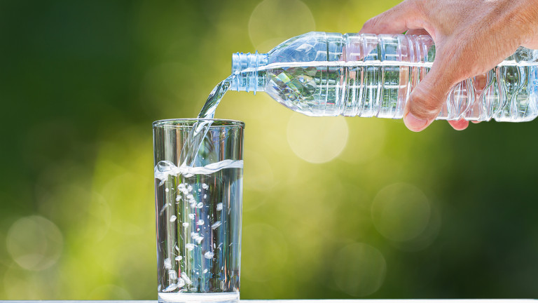 Продажбите на газирани напитки намаляват, а тези на бутилирана вода