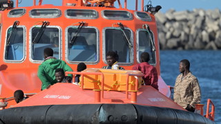 Испанската полиция арестува седем членове от екипажа на претъпкана лодка с