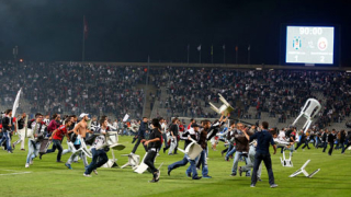 Бой между фенове на терена прекрати дерби в Турция