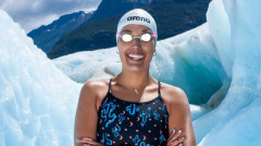 Жената, която плува в смразяващите води на Антарктида по бански