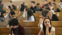 Младите лекари и инженери не се "купуват" с безплатно обучение, а с нормални заплати