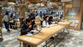 Хонконг нареди да се затворят бирариите и баровете за две