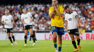 Цели 15 футболисти и двама физиотерапевти на новака в Ла