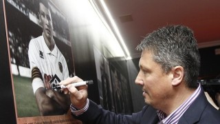 Любослав Пенев ще продължи треньорската си кариера във Валенсия Българинът