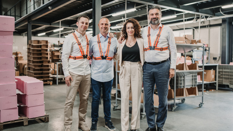 Съоснователите на euShipments.com Светлозар Димитров и Лора Димитров (в центъра), заедно с Торстен Пахер и Роберт Хаджетович - членове на борда на компанията като представители на Австрийските пощи