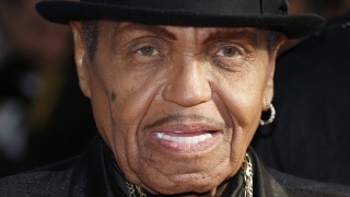 Бащата на Майкъл Джексън бере душа в болница