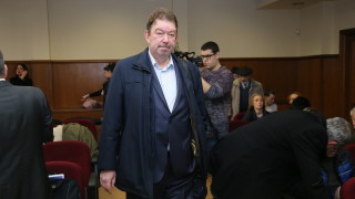 Очевидно има някакви договорки за бъдещето на бившия директор на