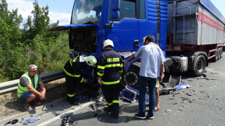 Сръбски ТИР катастрофира на магистрала Марица съобщи БНР Тирът се